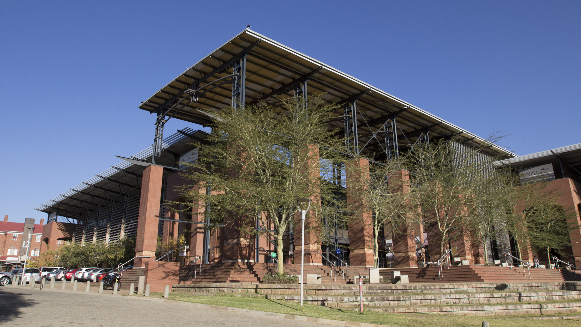 <p>Unisa&rsquo;s Western Cape Hub in Parow is inaugurated in 1997, and in the following year, the University opens its Sunnyside Campus near central Pretoria.</p>